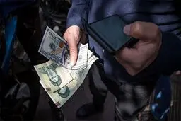 فاصله عجیب نرخ خرید و فروش دلار در بازار