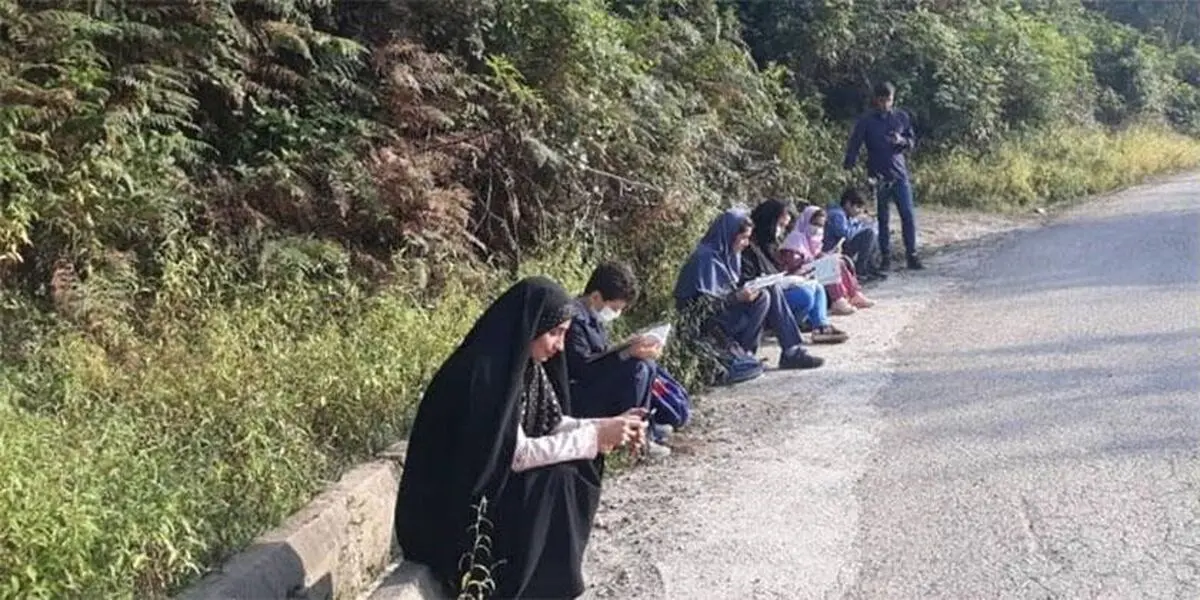 کلاس آنلاین کنار جاده!