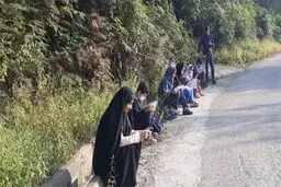 کلاس آنلاین کنار جاده!