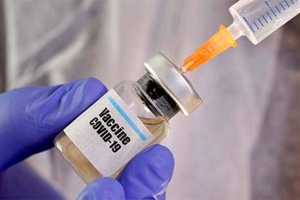 عکس: اولین ایرانی واکسن کرونا را تزریق کرد