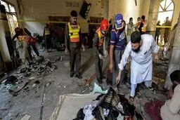 انفجار مهیب در مسجدی در پیشاور پاکستان