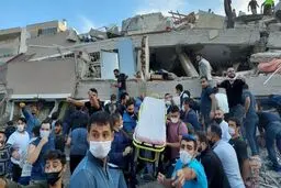 عکس: نجات کودکی بعد از ۹۱ ساعت ماندن زیر آوار