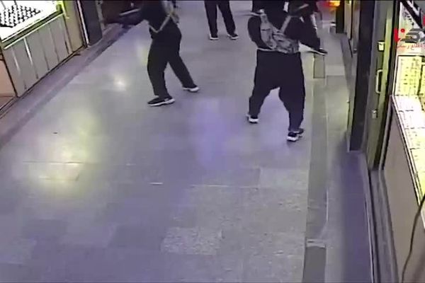 فیلم: لحظه سرقت مسلحانه مردان سیاهپوش از پاساژ طلای سراوان