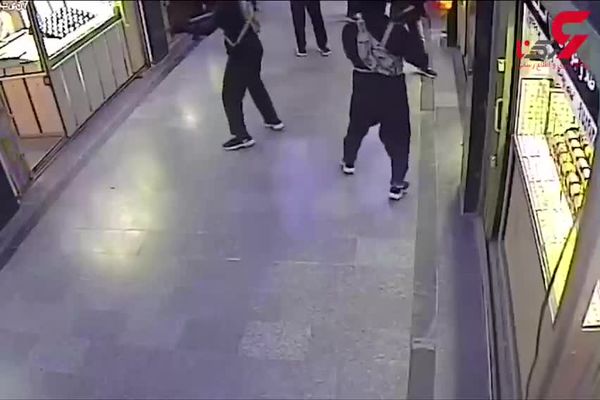 فیلم: لحظه سرقت مسلحانه مردان سیاهپوش از پاساژ طلای سراوان