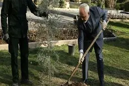 ظریف در پاکستان درخت کاشت