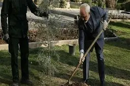 ظریف در پاکستان درخت کاشت