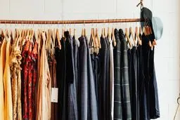 عکس: مانکن زنده خانم در بوتیک مشهد