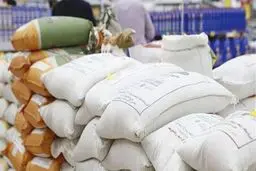 فروش ۴۰هزار تن برنج وارداتی با ارز ۴۲۰۰ به دولت