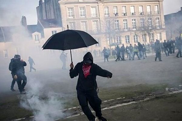 توسل پلیس فرانسه به گاز اشک‌آور برای برچیدن اردوگاه مهاجرین
