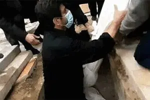 خادم در کنار بارگاه امام رضا(ع) به خاک سپرده شد