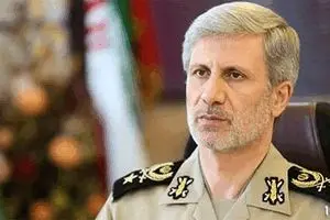 عکس: وزیر دفاع در منزل شهید فخری زاده حضور یافت