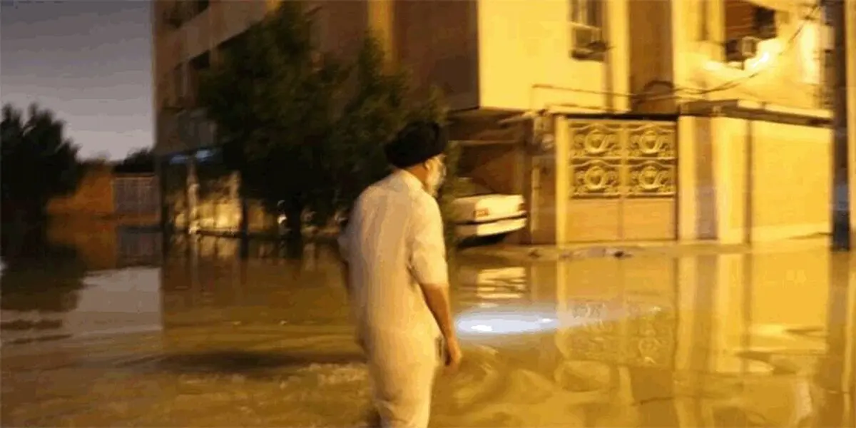 عکس: امام جمعه اهواز با چکمه در خیابان‌