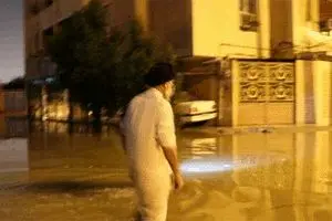 عکس: امام جمعه اهواز با چکمه در خیابان‌