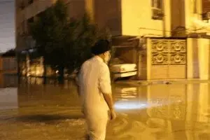 عکس: امام جمعه اهواز با چکمه در خیابان‌