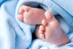 عکس: نوزاد خبرساز آبدانانی درگذشت