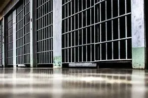 عکس: بازی زندانیان با پلی‌استیشین در رجایی‌شهر