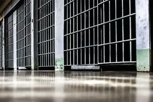 عکس: بازی زندانیان با پلی‌استیشین در رجایی‌شهر