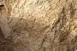 عکس: کشف بمب ۵۰۰ پوندی در پلدختر