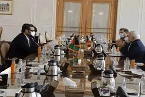 دیدار مشاور امنیت ملی رئیس جمهور افغانستان با ظریف