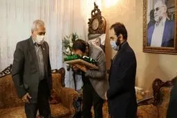 اهدای پرچم آستان قدس رضوی به خانواده شهید فخری‌زاده