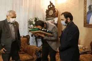 اهدای پرچم آستان قدس رضوی به خانواده شهید فخری‌زاده
