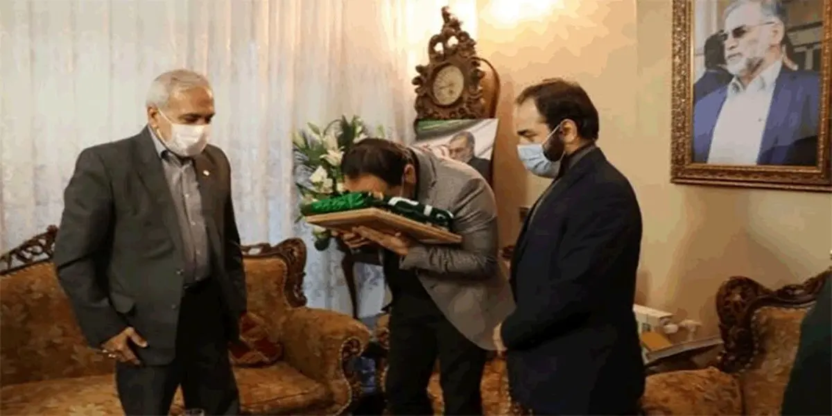 اهدای پرچم آستان قدس رضوی به خانواده شهید فخری‌زاده