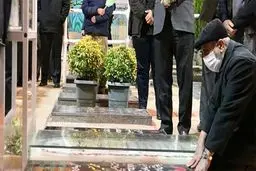 عکس: سردار قاآنی بر سر مزار حاج قاسم