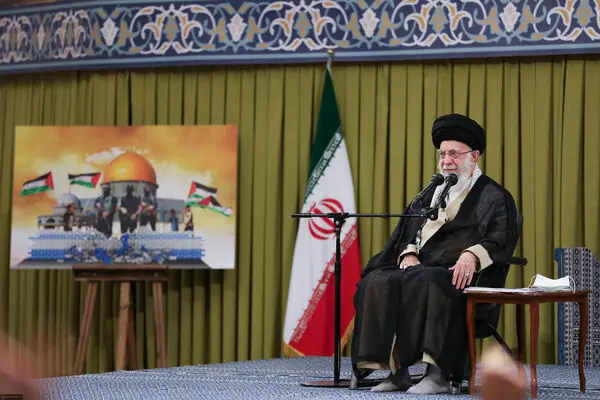 رهبر انقلاب: میدان، میدانِ غزه و اسرائیل نیست، میدانِ حق و باطل است
