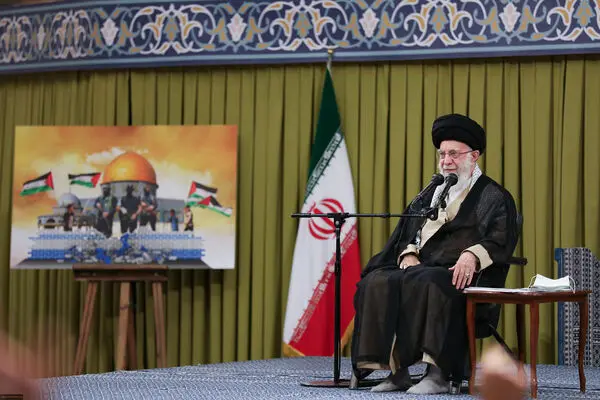 رهبر انقلاب: میدان، میدانِ غزه و اسرائیل نیست، میدانِ حق و باطل است