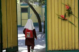 نسیم:: در حالی ۱۵ تیرماه آخرین مهلت ثبت نام دانش آموزان مقاطع راهنمایی و متوسطه اعلام شده است که مسئولان مدرسه راهنمایی دخترانه رزاق نیا منطقه ۱۴ تهران (میدان غیاثی)، با اعلام خبر انحلال مدرسه، دانش آموزان را به مدرسه ای در منطقه اصفهانک ارجاع دادند./