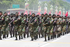 اعزام ۱۵ هزار نیروی ونزوئلایی به مرز کلمبیا؛ پاسخ مادورو به تهدیدات نظامی آمریکا