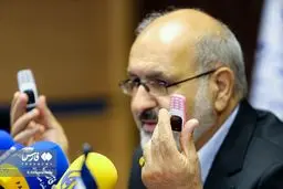 نمایش تجهیزات تقلب در کنکور توسط رئیس سازمان سنجش