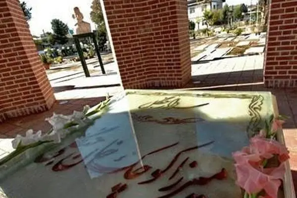 گلباران مزار میرزا کوچک‌خان در نخستین روز هفته میراث فرهنگی