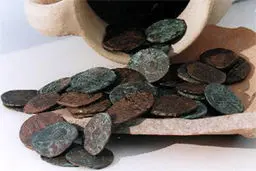  کشف ۲۰ سکه تاریخی و کوزه متعلق به دوره صفویه در استان فارس