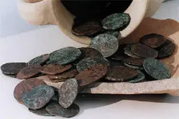  کشف ۲۰ سکه تاریخی و کوزه متعلق به دوره صفویه در استان فارس