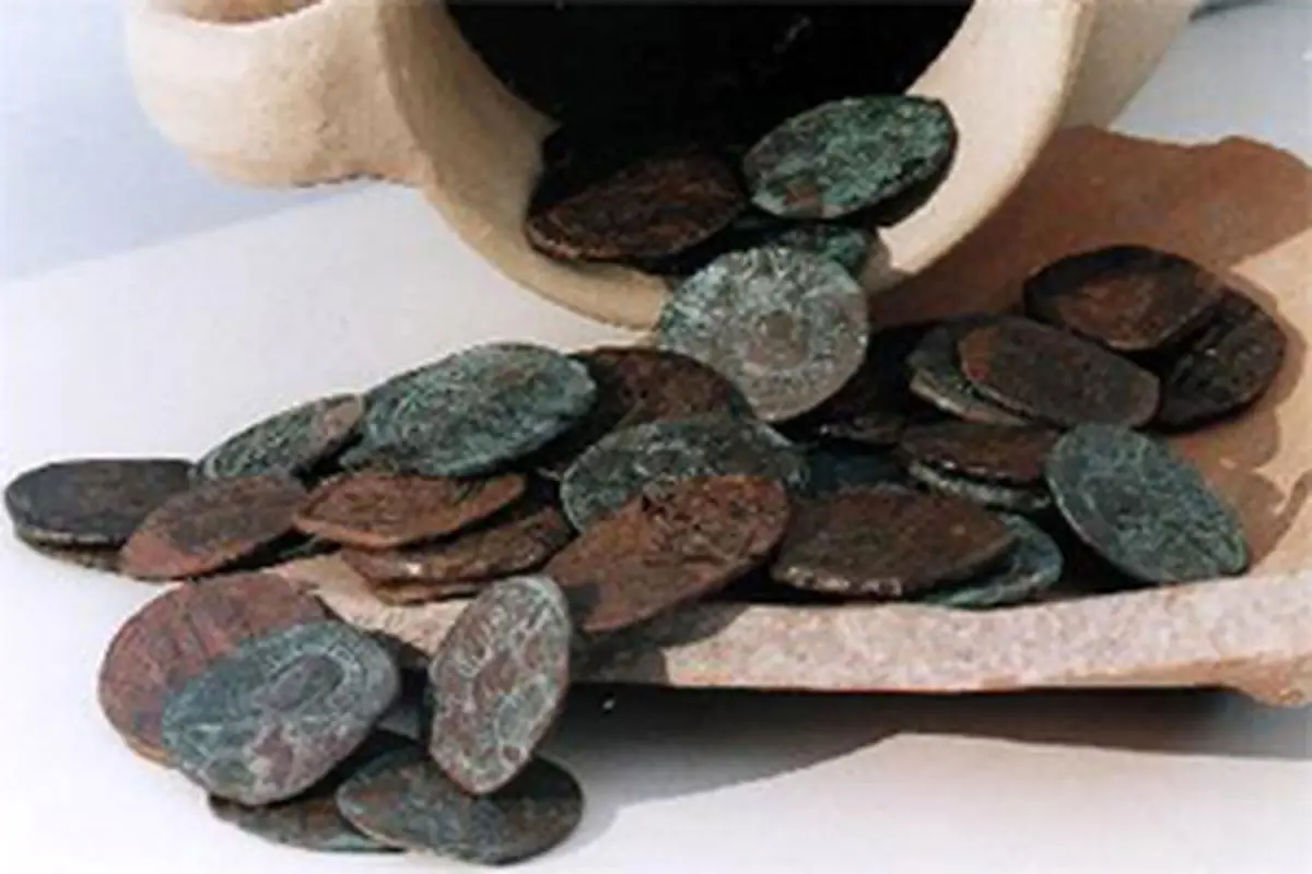  کشف ۲۰ سکه تاریخی و کوزه متعلق به دوره صفویه در استان فارس