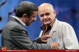 دریافت نشان درجه یک فرهنگ و هنر توسط اکبر عبدی