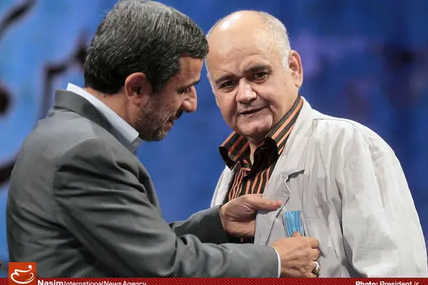 دریافت نشان درجه یک فرهنگ و هنر توسط اکبر عبدی