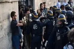 اعلام حکومت نظامی در ۲۰ شهر حومۀ پاریس