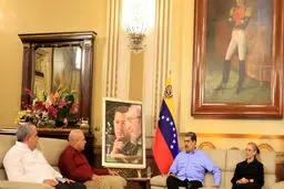 مادورو:ادامه مقاومت و همکاری ضروری است