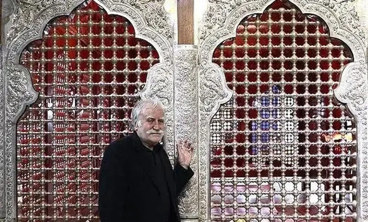 کتاب با موضوع مراحل طراحی ضریح امام حسین (ع) توسط محمود فرشچیان