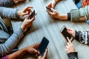 جای خالی آموزش را سلبریتی‌ها پرکرده‌اند