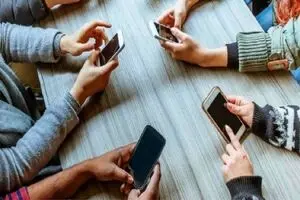 جای خالی آموزش را سلبریتی‌ها پرکرده‌اند