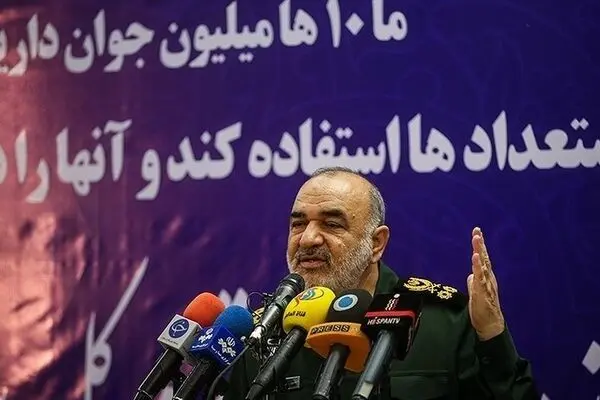  سردار سلامی: اندیشه‌های ظاهر شده در دهه‌های اول سپاه باید به نسل‌های بعدی انتقال یابد 