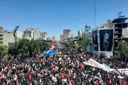 فریاد خونخواهی مردم مشهد در تشییع رهبر شهید؛ مشت‌های گره‌کرده در مسیر بدرقه