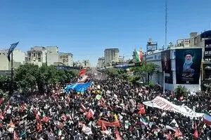 فریاد خونخواهی مردم مشهد در تشییع رهبر شهید؛ مشت‌های گره‌کرده در مسیر بدرقه
