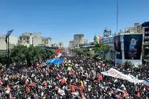 فریاد خونخواهی مردم مشهد در تشییع رهبر شهید؛ مشت‌های گره‌کرده در مسیر بدرقه