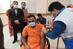 تزریق واکسن کرونای پاکبانان آبادان به برخی از اعضای شورای شهر و مدیران شهرداری