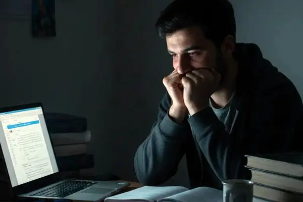 بررسی مضرات مطالعه PDF برای دانش‌آموزان و دانشجویان