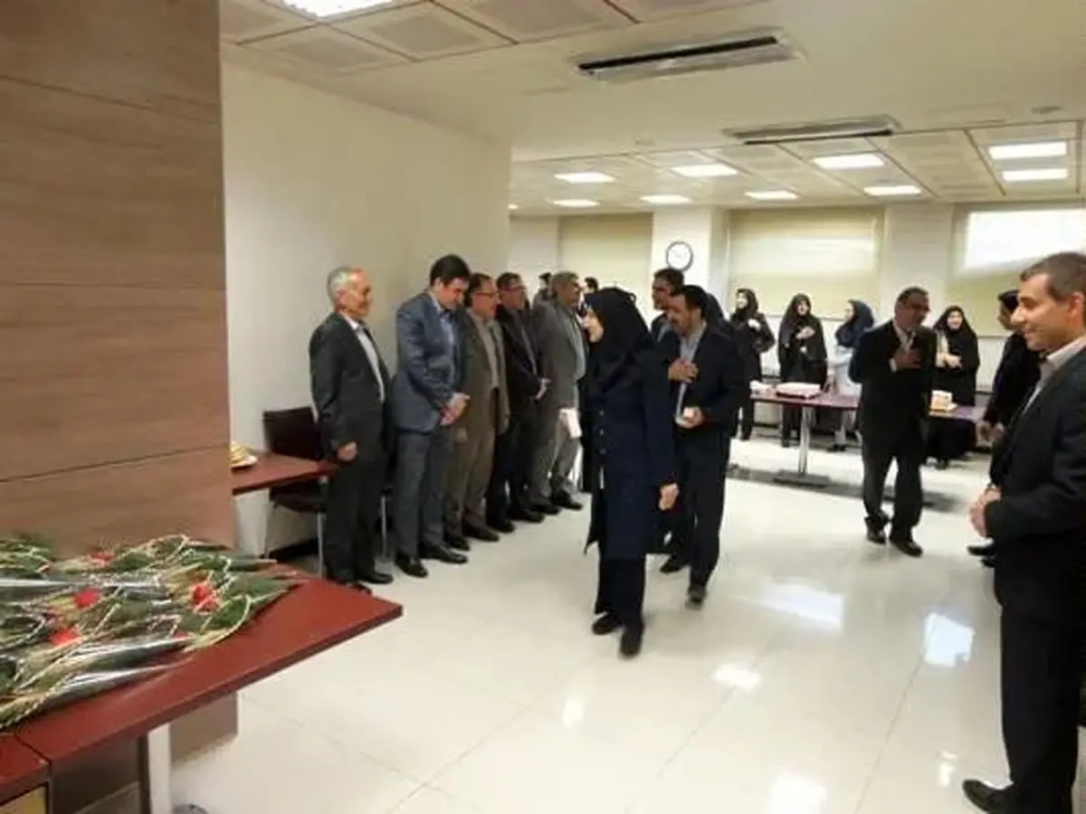 خشم کارکنان بیمه مرکزی از دریافت حقوق نجومیِ مدیران/ رو دست مدیران خیابان آفریقا به کارکنان، با امضای طیب‌نیا